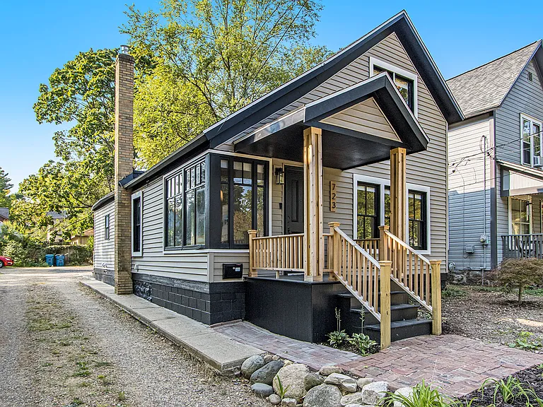 723 McCourtie St — Photo 3