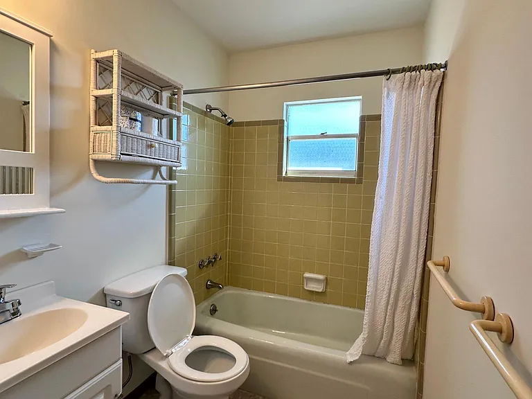 241 Belaire Dr — Photo 7