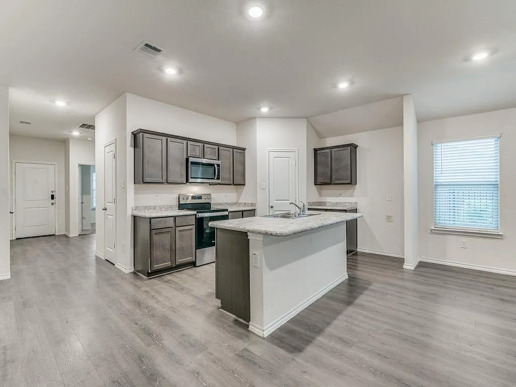 4 bed, 2097 sqft, $2,050 — Photo 3