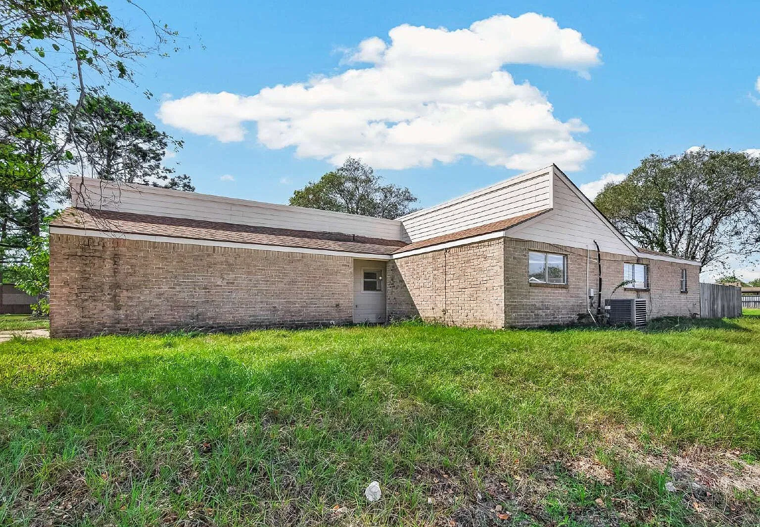 3 bed, 2.0 bath, 1544 sqft, $1,700 — Photo 1