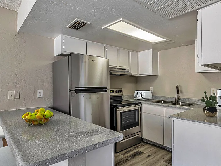 Desert Winds Apartments — Photo 14