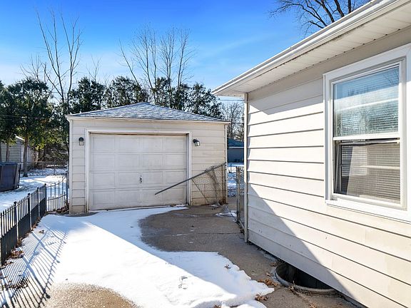 3rd image of 2328 Pierce Ave