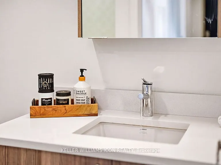 180 George St #1002 — Photo 25