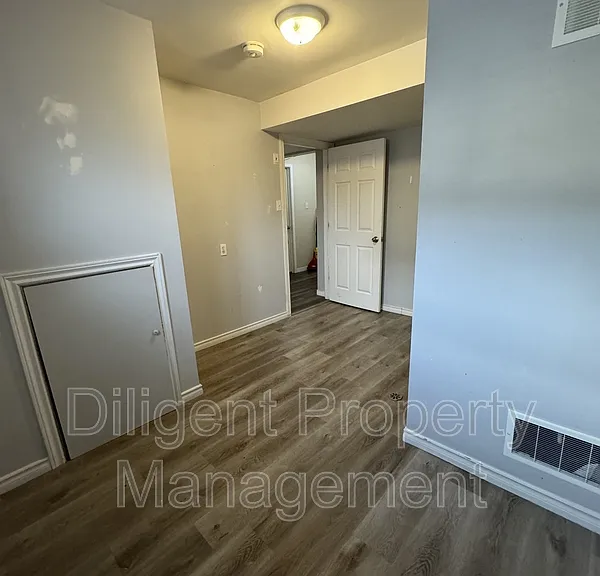 588 Howden St #6 — Photo 3