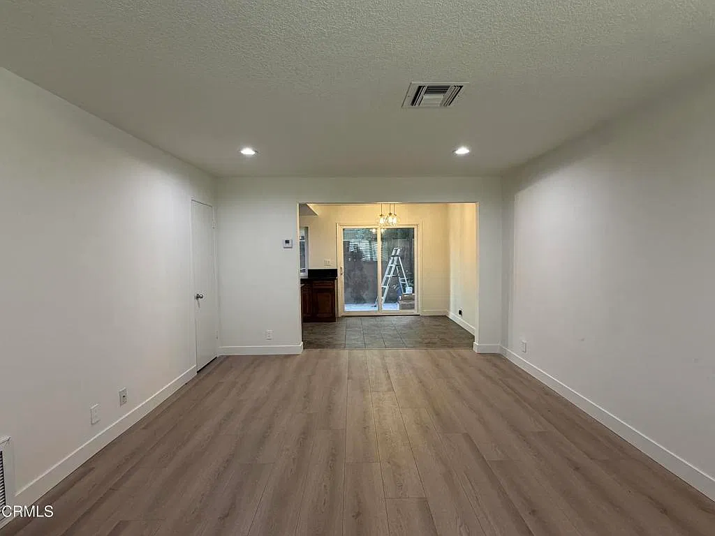 3 bed, 2.5 bath, 1368 sqft, $3,680 — Photo 2