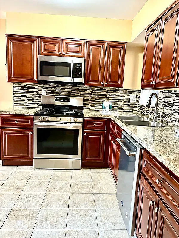 3 bed, 1.5 bath, $3,200 — Photo 2
