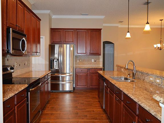 5th image of 555 Saddlestone Dr
