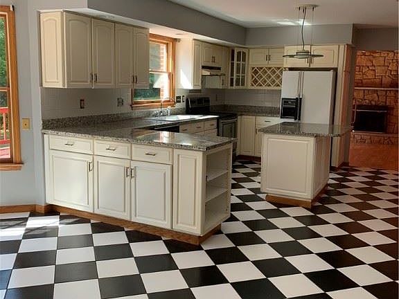 3rd image of 112 Applewood Ln