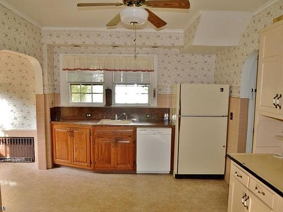 4th image of 123 Cathedral Ave