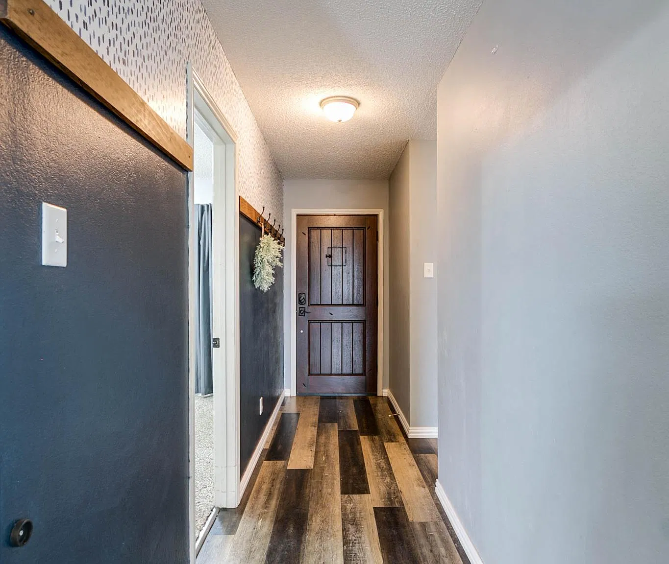 1221 Elmo Ln — Photo 2