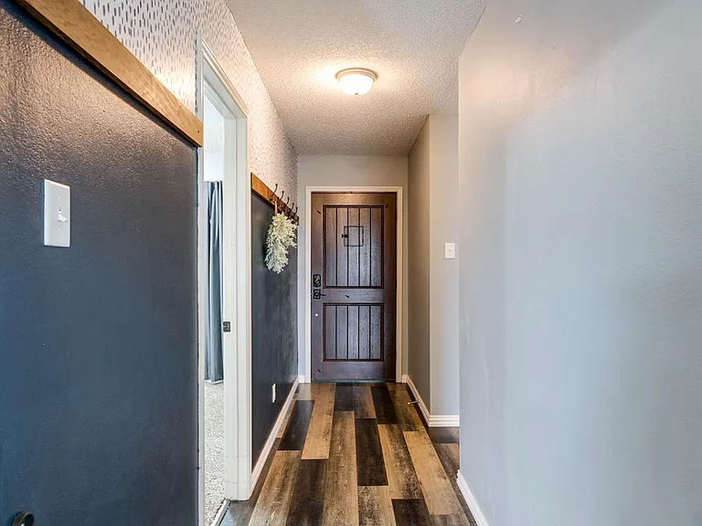 1221 Elmo Ln — Photo 2