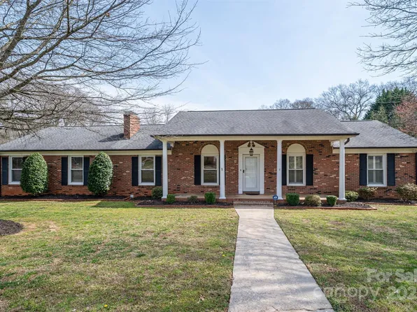 104 N Hawthorne St, Mount Holly, NC 28120