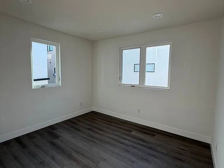 1150 W 38th St — Photo 39
