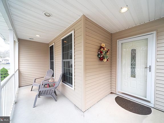 3rd image of 515 Pardee Blvd