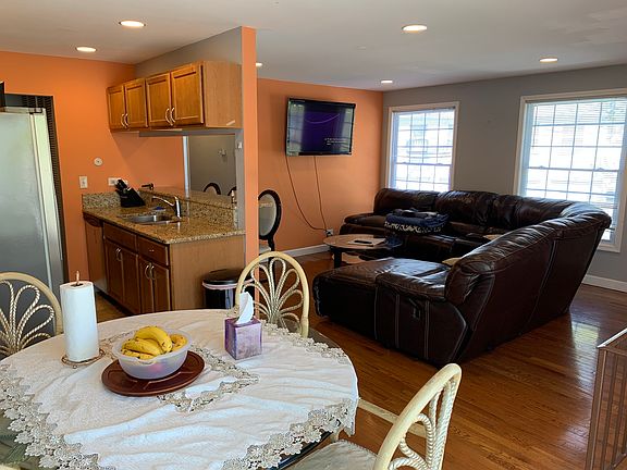 4th image of 1270 Pleasant Ave Unit D
