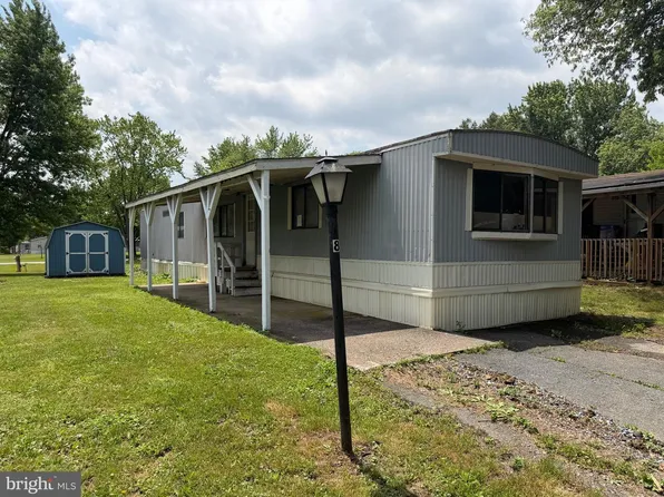 8 Redwood Ln, Carlisle, PA 17015