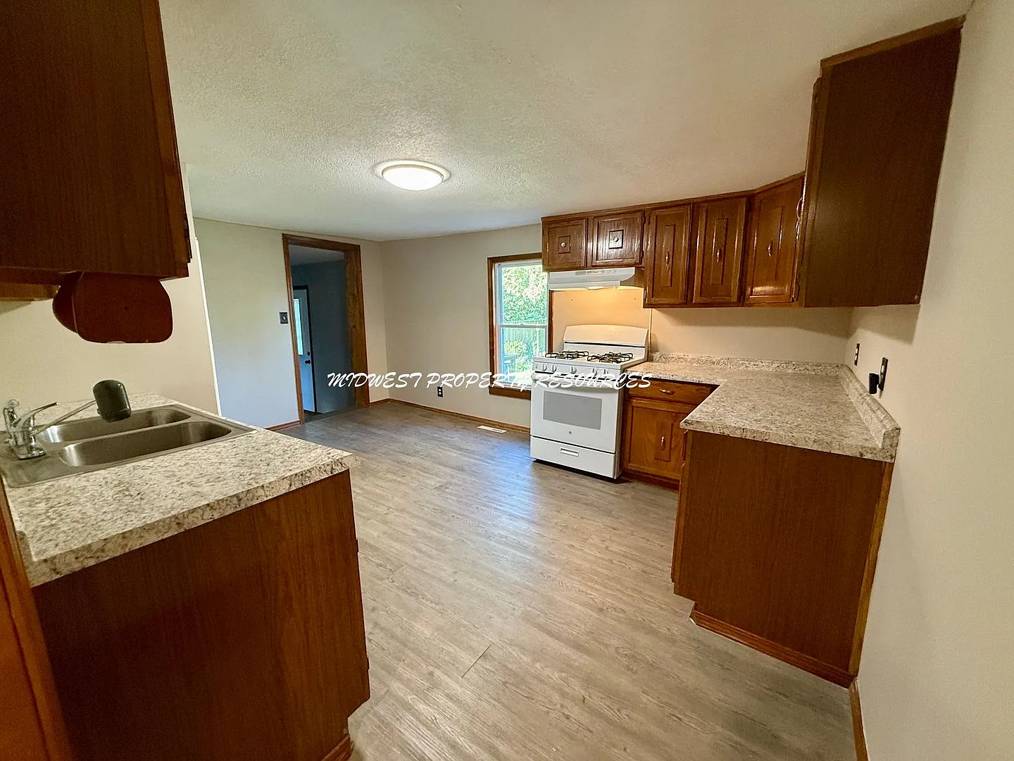 Charming 2-Bedroom Home with Large Yard in Pleasant Hill — Photo 4
