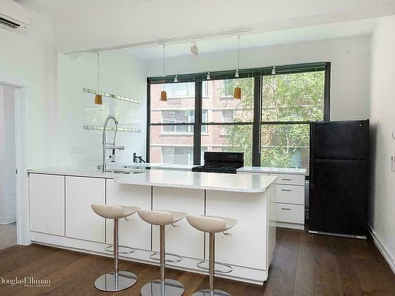 4th image of 83 Murray St APT 3