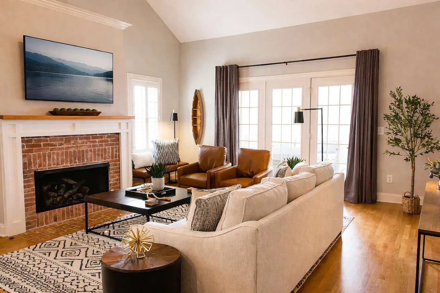 4 bed, 3.0 bath, 4165 sqft, $9,870 — Photo 4