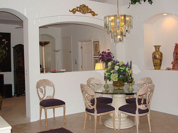 Dining w/Lighted Art Niche