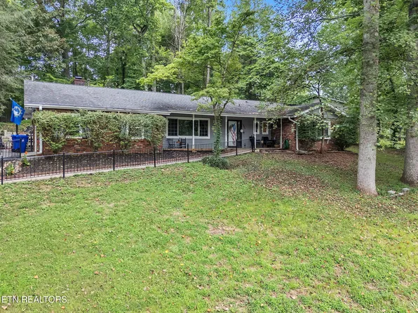 1046 W Outer Dr, Oak Ridge, TN 37830