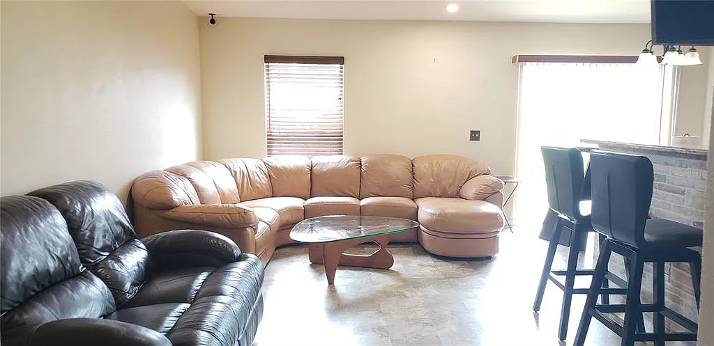 3 bed, 2.5 bath, 1398 sqft, $2,300 — Photo 3
