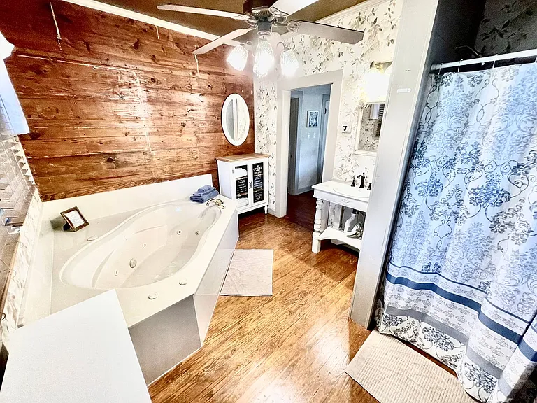412 W Milam St — Photo 17