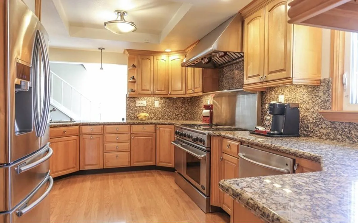 6 bed, 3170 sqft, $1,300 — Photo 2