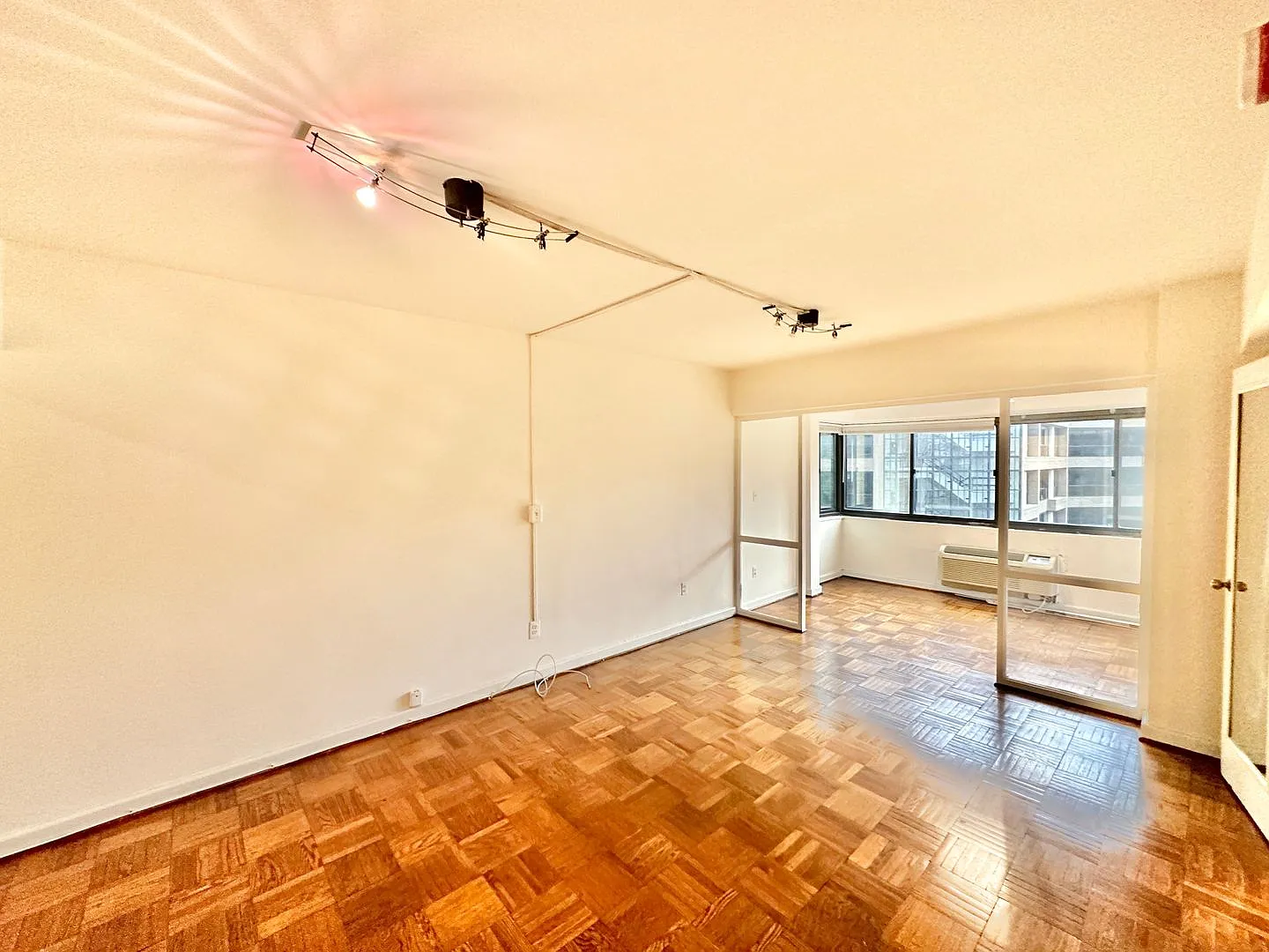 Foggy Bottom Spacious Studio w/Solarium Close to GWU, World Bank, GW Hospital — Photo 4