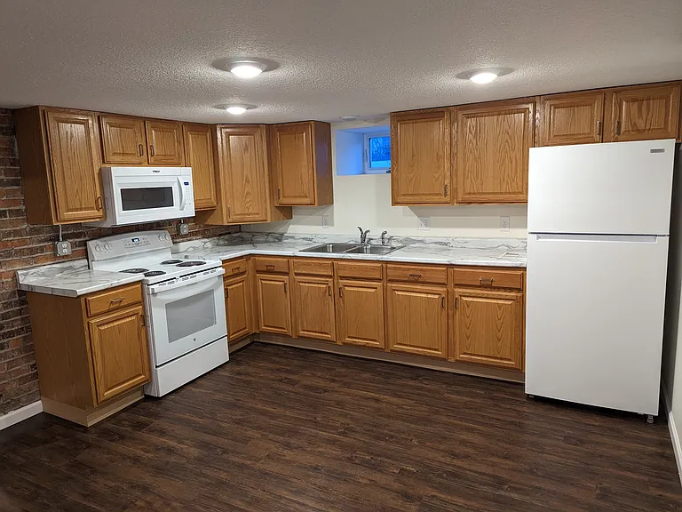 211 Oak St S #3 — Photo 1