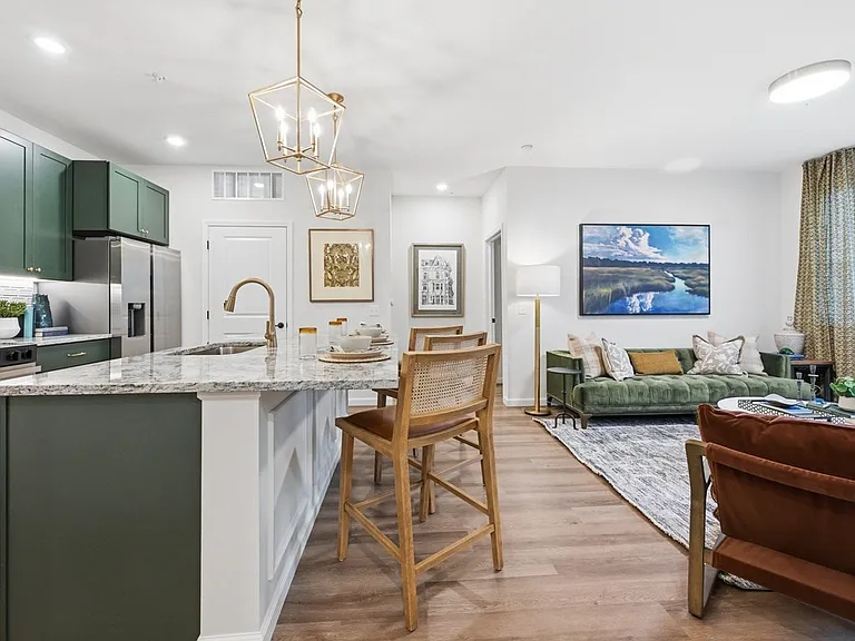 Wilshire Apartments — Photo 14
