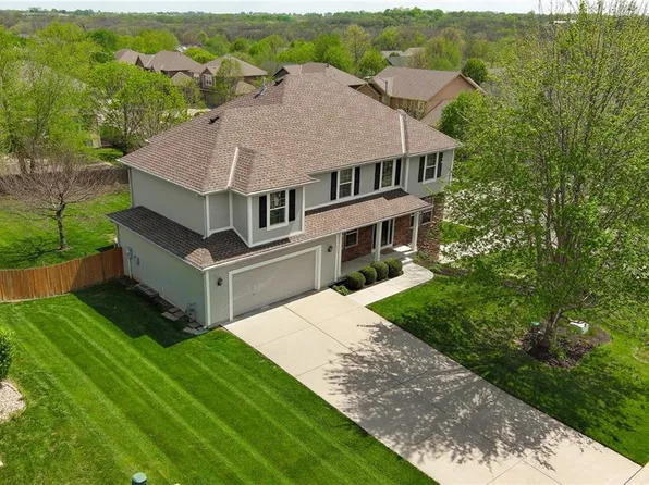 1313 Stone Ln, Lansing, KS 66043