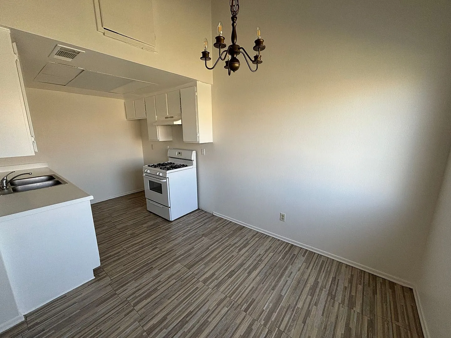 Modern and Spacious 3-Bedroom Townhome in Lancaster! — Photo 2