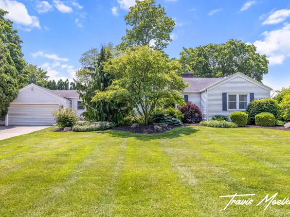 7899 Cottonwood Dr, Jenison, MI 49428