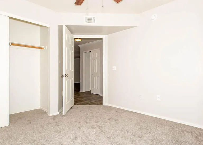 Parkway Apartments — Photo 8