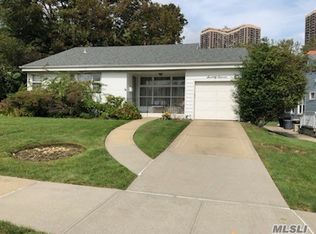 70-11 266th St, Glen Oaks, NY 11004
