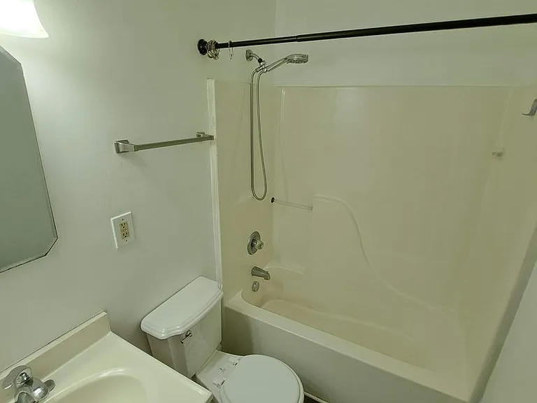 545 McLean St — Photo 8