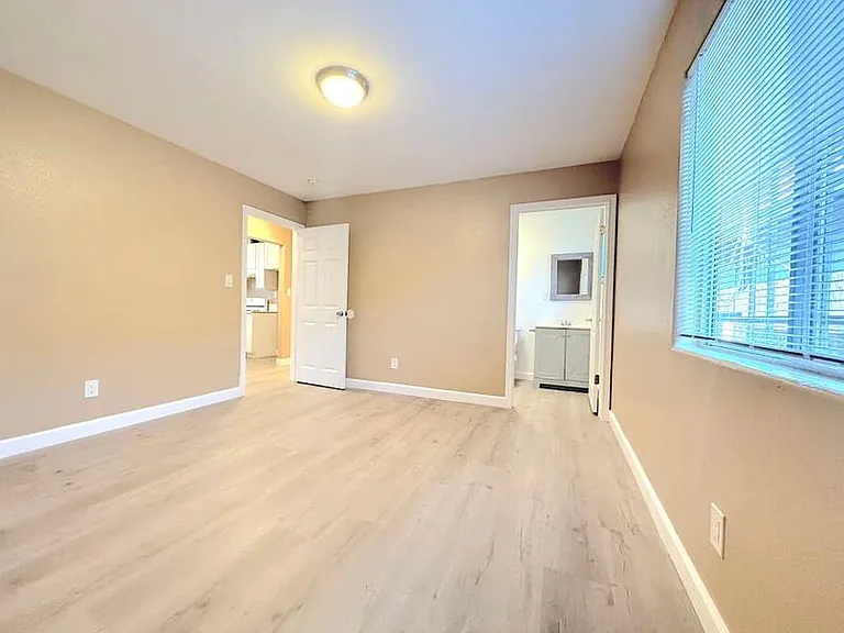 1385 E Vernon Ave — Photo 12