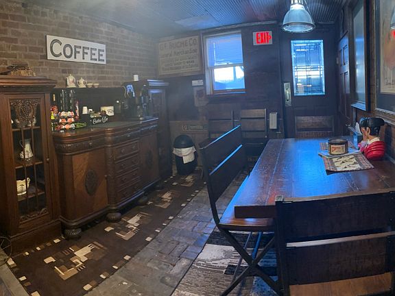 5th image of 209 Main St