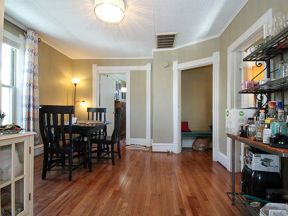 5th image of 910 22nd Ave NE #2