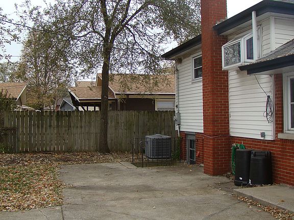 5th image of 5013 W 101st St