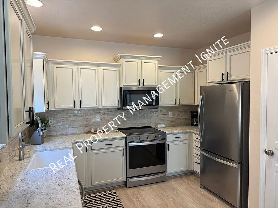 Fully Furnished Retreat Close to Old Mill District — Photo 3