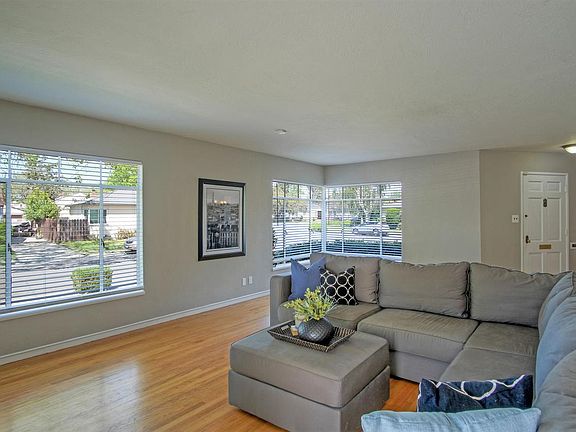 5th image of 22091 Baywood Ave
