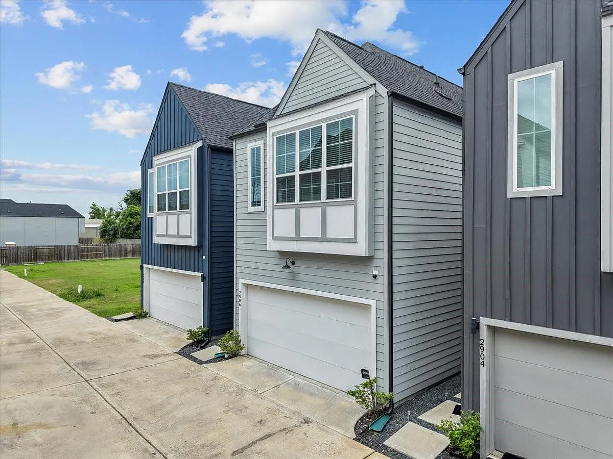 3 bed, 2.5 bath, 1598 sqft, $2,200 — Photo 2