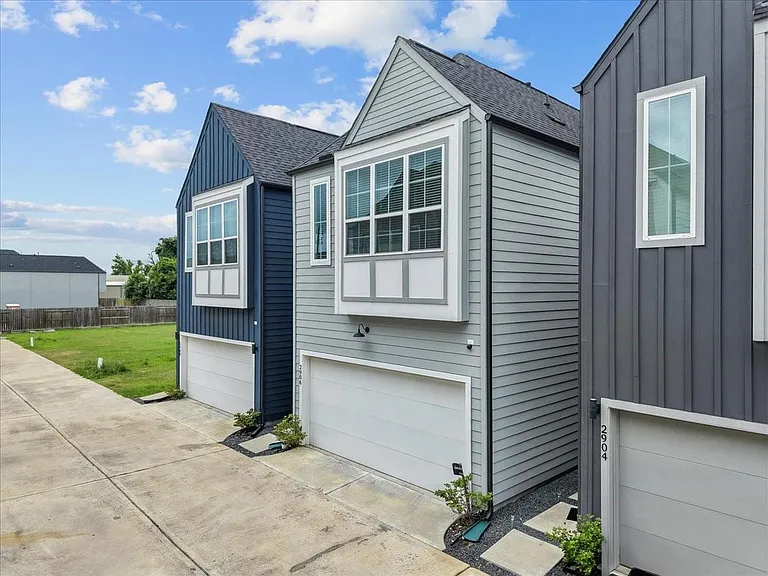 2906 Stevens St — Photo 2