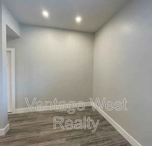 1414B Black Mountain Cres — Photo 10