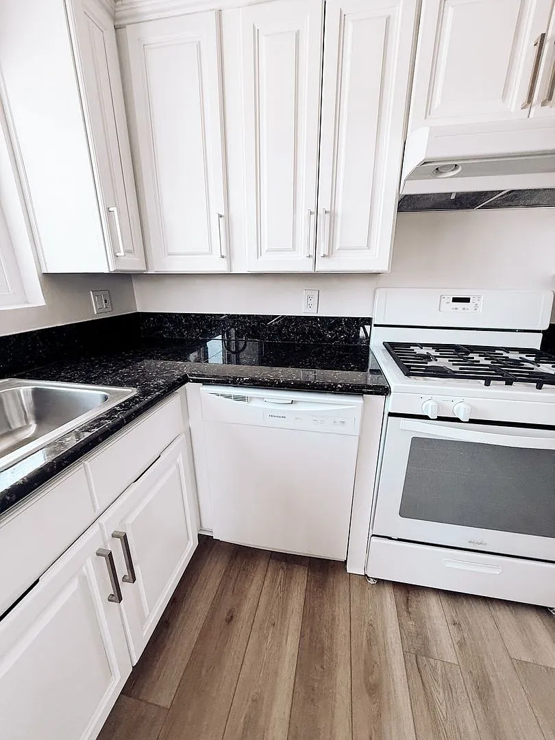 Prairie Ave. Apts. — Photo 3