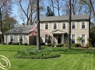 4470 Walnut Woods Dr, West Bloomfield, MI 48323