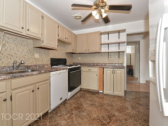 5th image of 196 Country Club Ln