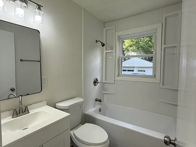 1637 Thornberry Ave — Photo 7